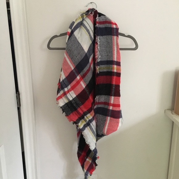 Venera Accessories - 🦋 Beautiful fall/winter plaid scarf